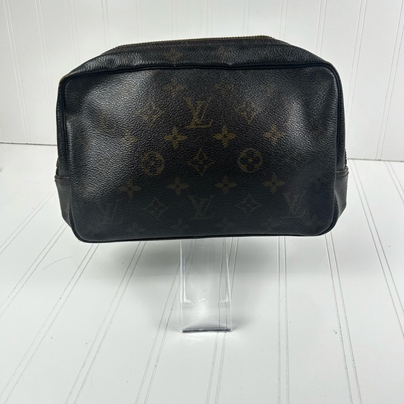 Louis Vuitton Trousse 23 Unisex
Brown Monogram canvas Cosmetic Bag - Picture 3 of 14